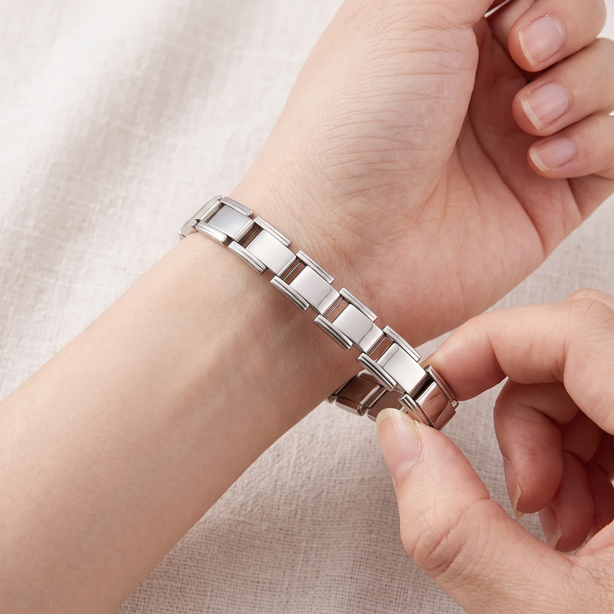 Hands showing the expandable spring-link bracelet